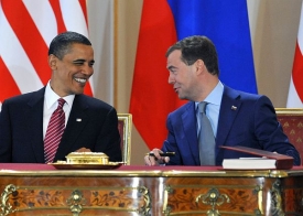 Obama v Praze podepsal smlouvu o jaderném odzbrojení.